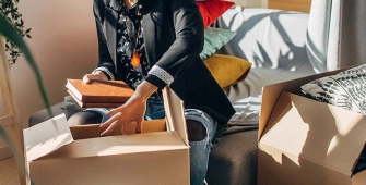 Une femme qui fait ses cartons