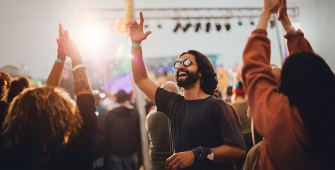 Plusieurs jeunes dansant lors d'un festival de musique