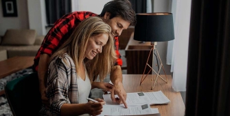 Un couple qui regarde des papiers 