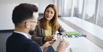 Une femme et un homme en train de discuter