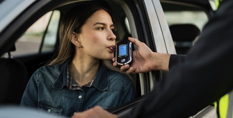Une femme qui souffle dans un éthylotest 