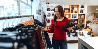 une femme dans une boutique