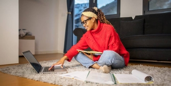 une jeune femme est assise au sol