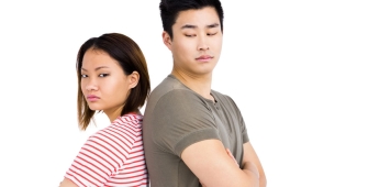 Deux personnes dos à dos