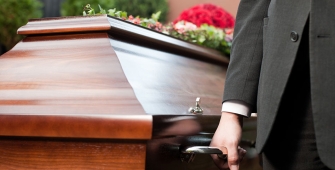 Cercueil porté par des proches lors d'un enterrement