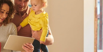 Un couple qui regarde leurs factures