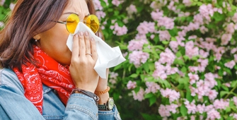 Une femme qui mouche