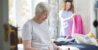 Une femme âgé est accompagnée de son aide à domicile