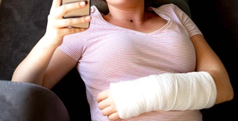 une femme avec un plâtre