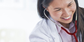 une soignante ausculte son patient