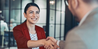 une femme serre la main à un homme