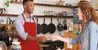 une femme tend sa carte de paiement