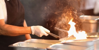 Un cuisinier dans une cuisine professionnelle 