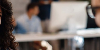 Une femme qui passe un entretien