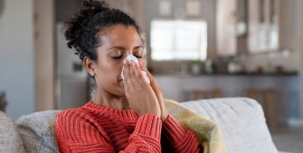 Une femme qui se mouche