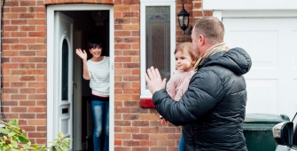 Un père dit au revoir à son ex-femme et tient dans ses bras sa fille 
