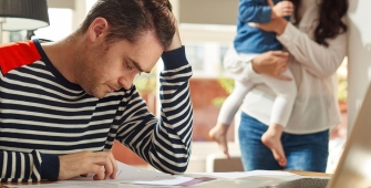 Couple avec enfant en train de remplir sa déclaration d'impôt