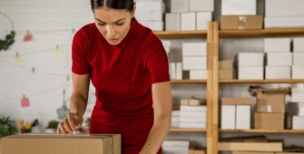 Femme élégante sur son lieu de travail
