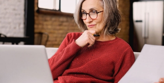 Une femme en train de regarder son ordinateur