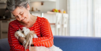 femme tenant son chien dans les bras