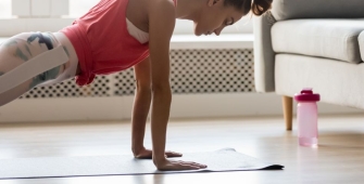 Une femme qui fait du gainage