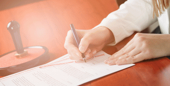 Une femme qui signe un document