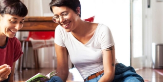 deux femmes souriantes en intérieur