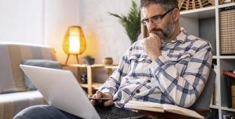 Un homme s'informe sur les définitions de l'assurance vie