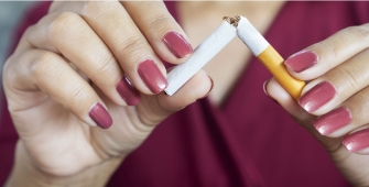 Une personne qui casse une cigarette