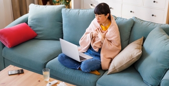 femme malade sur son canapé