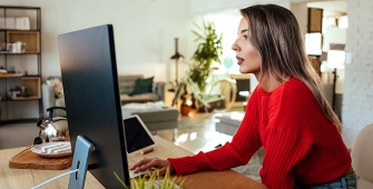 femme chez elle à son bureau
