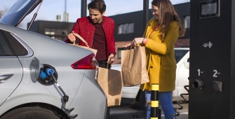 Un couple au drive d'un supermarché 