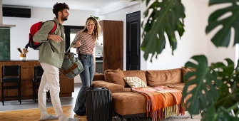 voyageurs entrant dans un logement