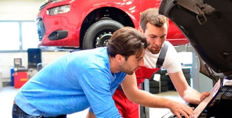 Deux garagistes sur une voiture