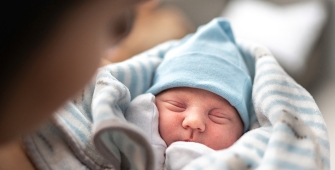 Mère de dos tenant un nouveau-né