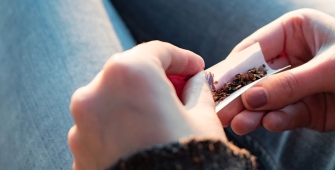 Une personne qui roule une cigarette 