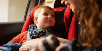 un jeune enfant dans un siège auto