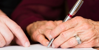 Une personne qui signe un testament