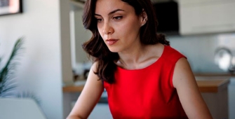 Une femme qui regarde son ordinateur