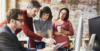 Une famille dans un bureau