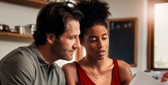 couple concentré sur un document