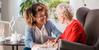Jeune femme aidant une personne âgée