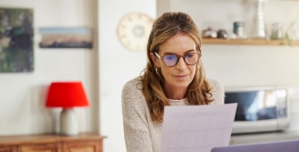 Une femme qui lit ses papiers