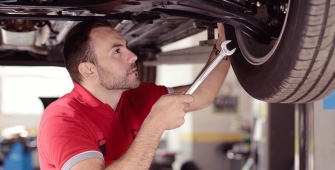 Un garagiste qui change une roue