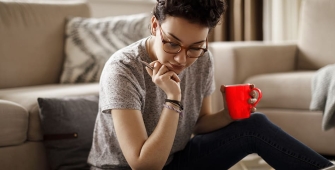femme concentrée son café en main