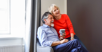 Un couple âgé qui rigole