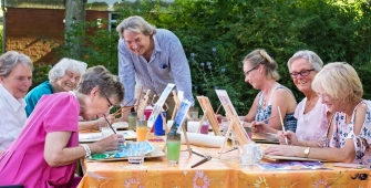 Un groupe de retraités dans un jardin