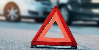 Triangle de signalisation sur la route suite à un accident