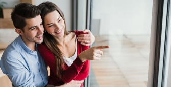 Un couple qui regarde par la fenêtre