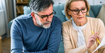 Un couple qui regarde leurs papiers